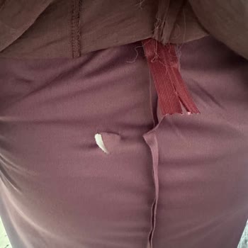 Beyzade Butik’te Aldığım Bayram Elbisesinde İç Astar Yırtığı Ve Üst Kısımda Delik