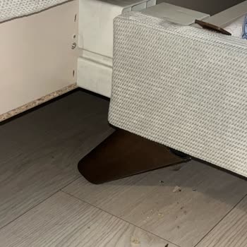 Kelebek Mobilya’da Kırılan Ayağı Ve Sürekli Arızalanan Leny New Köşe Koltuğu