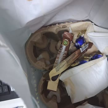 Kahveler Dökülmüş Ve Soğuk Geldi, Cevap Alınmadı