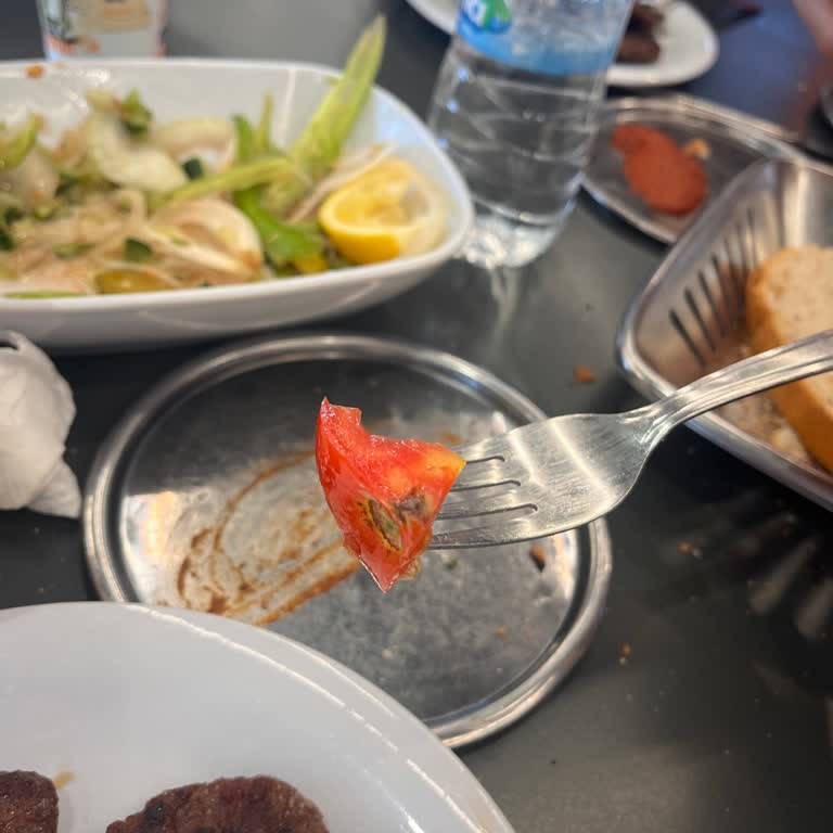 Köfteci Yusuf’ta Çiğ Ve Yanmış Köfte, Çürük Salata Ve Personel Eksikliği