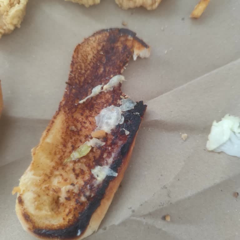 Popeyes Siparişimde Soslar Eksik Ve Hamburger Ekmeği Yanık