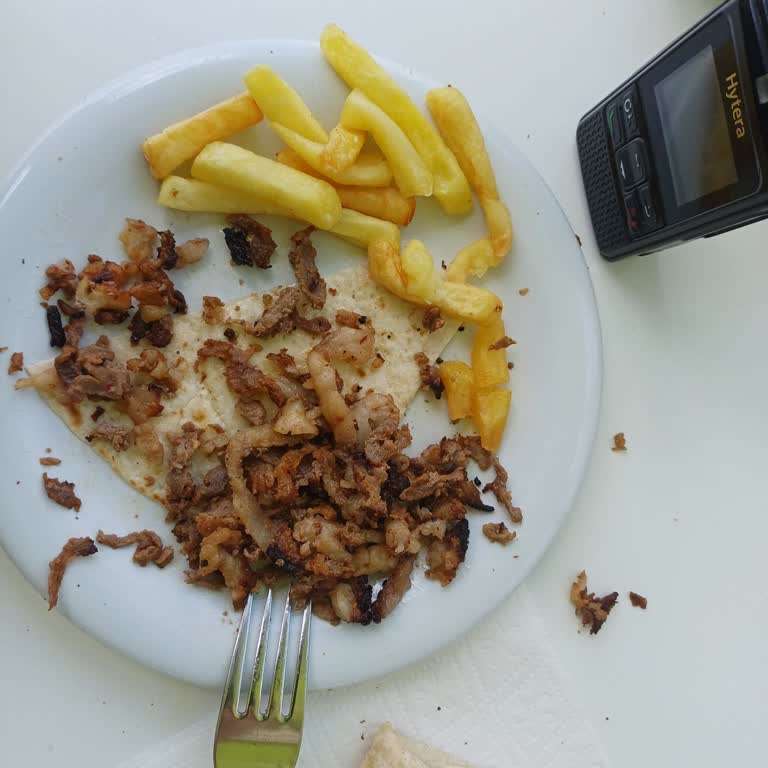 Köfteci Yusuf Şubesinde Yağlı Ve Yanmış Döner, Kartla Ödeme Zorunluluğu Ve İade Talebi