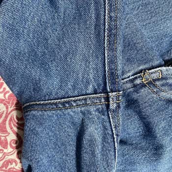 Hızlı Deformasyon Gösteren Kot Pantolon Ve Mavi Mağazasının Umursuz Yanıtı
