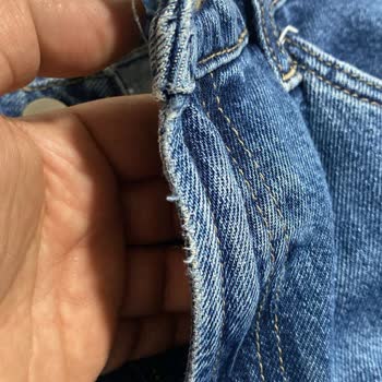 Hızlı Deformasyon Gösteren Kot Pantolon Ve Mavi Mağazasının Umursuz Yanıtı
