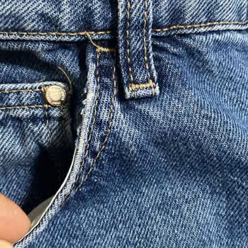 Hızlı Deformasyon Gösteren Kot Pantolon Ve Mavi Mağazasının Umursuz Yanıtı