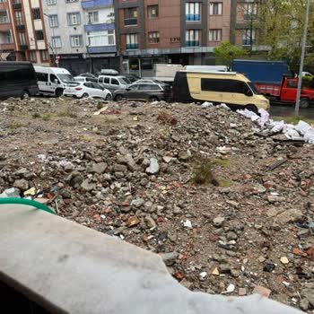 Bayrampaşa Belediyesi Boş Arazide Çöp Ve Koku, Güvenlik Endişesi İçin Acil Müdahale Gerekiyor