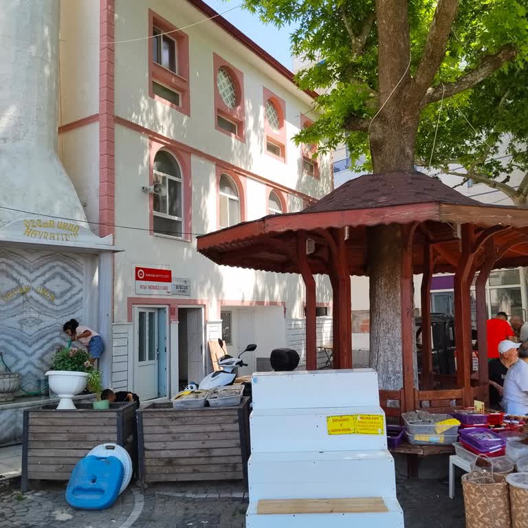 İskele Camii Önündeki Ruhsatsız Seyyar Satıcılar Yol Ve İbadeti Engelliyor