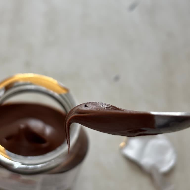 В банке Nutella из Евроопта обнаружена мошка — требую вернуть деньги и проверить качество продукции