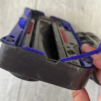 Dyson Süpürge Başlığı Yerinden Çıktı Ve Gürültülü Çalışıyor Ve Ücretsiz Değişim Bekliyor