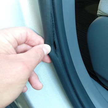 Yeni Hyundai Ioniq 5 Ön Sağ Kapı Fitilinde Yırtılma Ve Garanti Değişim Talebi