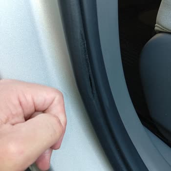 Yeni Hyundai Ioniq 5 Ön Sağ Kapı Fitilinde Yırtılma Ve Garanti Değişim Talebi