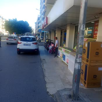 Banco Ve Vestel'in Kaldırımı Engellemesi Yaya Güvenliğini Tehlikeye Atıyor