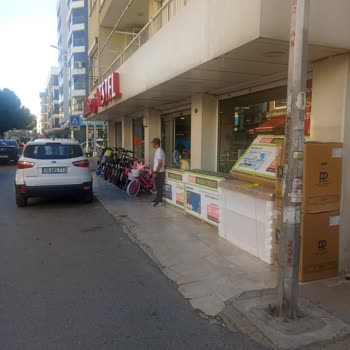 Banco Ve Vestel'in Kaldırımı Engellemesi Yaya Güvenliğini Tehlikeye Atıyor