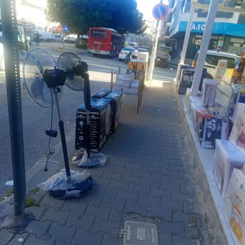 Banco Ve Vestel'in Kaldırımı Engellemesi Yaya Güvenliğini Tehlikeye Atıyor