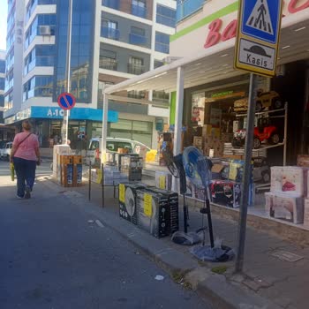 Banco Ve Vestel'in Kaldırımı Engellemesi Yaya Güvenliğini Tehlikeye Atıyor