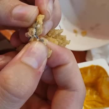 Popeyes Adana’da Kova Menüsünde Plastik Parça Bulundu