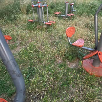 Çobançeşme Parkı'nda Spor Aletleri Otlarla Kaplanmış Ve Bakıma Muhtaç