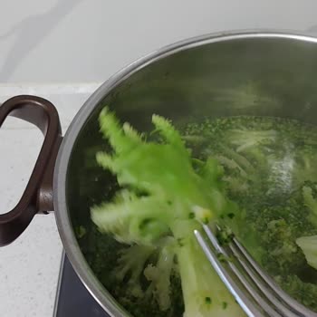 Feast Brokolide Çiçek Kısmı Yerine Sap Ve Kök Bulmak