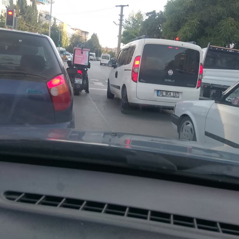 Yemeksepeti Kurye Sürücüsü Kırmızı Işıkta Korna Çaldı Ve Saygısız Davrandı