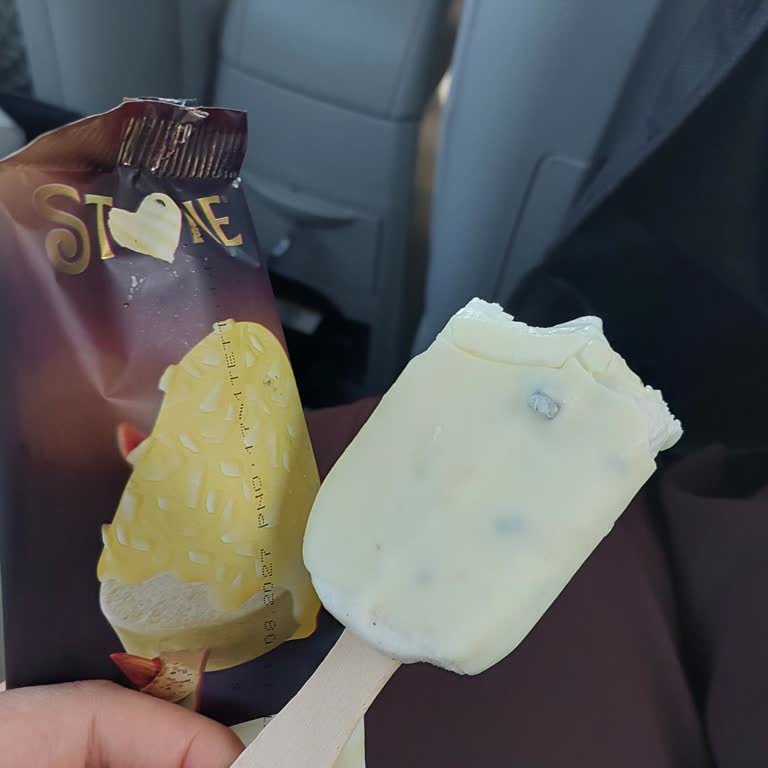Ambalajda Badem Yazıyor, İçerisinde Çikolata Parçaları