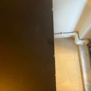 Kısa Ve Deforme Tezgah, Eksik Çekmece Parçası Ve Şirketin Tüketiciyi Suçlaması