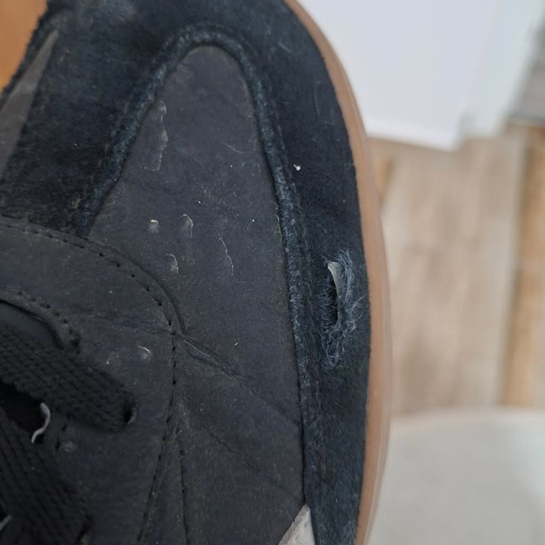 FLO Ayakkabı Reebok Spor Ayakkabısının Kısa Sürede Yırtılması Ve Üretim Kusuru Değişim Talebi