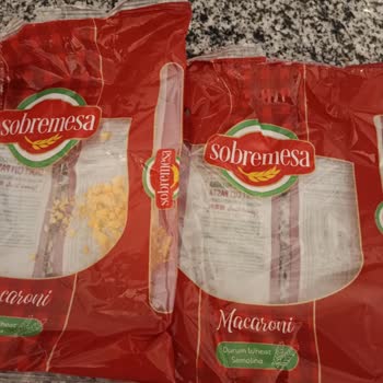 Sobremesa Arden Makarna Paketinin İçinden Eski Ve Yumuşamış Cips Parçaları Çıktığını Gördük