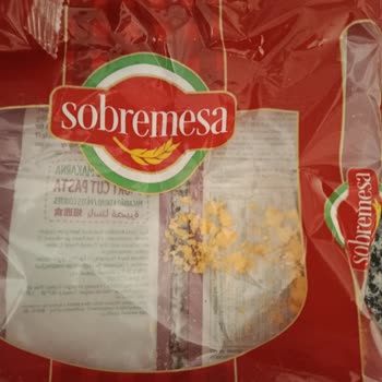 Sobremesa Arden Makarna Paketinin İçinden Eski Ve Yumuşamış Cips Parçaları Çıktığını Gördük