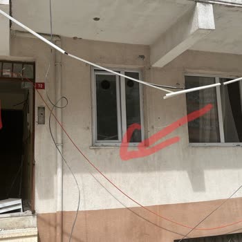 Demet Sokakta Fiber Kablosu Yerde Ve Kesilme Riski