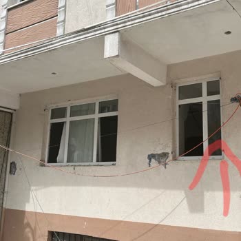 Demet Sokakta Fiber Kablosu Yerde Ve Kesilme Riski