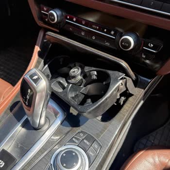 BMW 520D Bardaklık Ve Klima Menfezlerinde Kronik Kırılma Ücretsiz Değişim Talebi