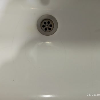 Müsait Banyo Takımında Çatlaklar Ve Ayna Sırının Soyulması