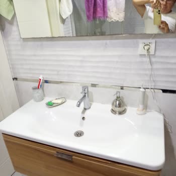 Müsait Banyo Takımında Çatlaklar Ve Ayna Sırının Soyulması