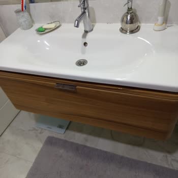 Müsait Banyo Takımında Çatlaklar Ve Ayna Sırının Soyulması