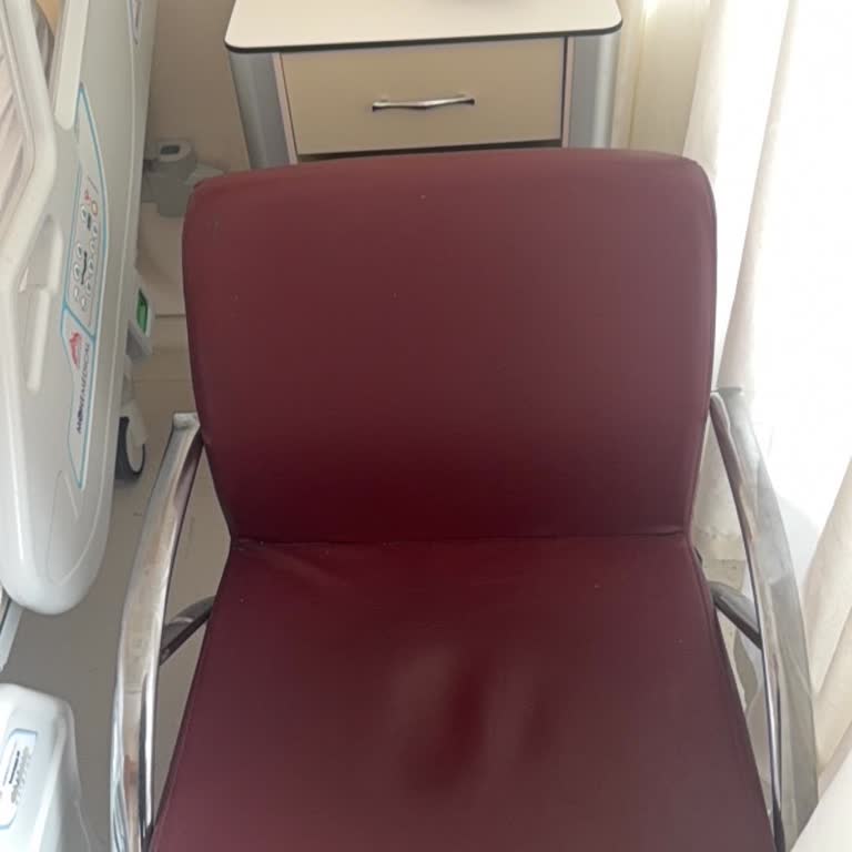 Refakatçilere Tek Sandalye Verilmesi Ve Hastane Personelinin Soğuk Tutumu
