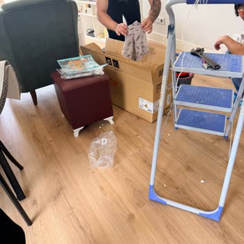 Montaj Sırasında Duvar Delindi, Ev Toz Ve Alçıyla Kaplandı Ve Servis Geri Dönmedi