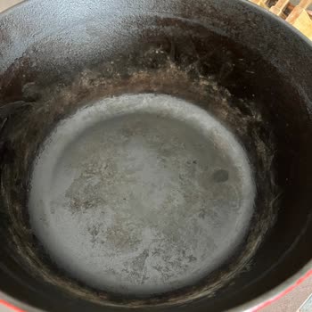 Lava Tencere Kullanımda Çatlak Ve Beyaz Lekeler: Değişim Talebi