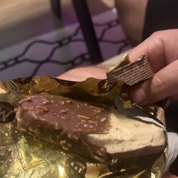 Magnum Sandviç Badem Dondurmasında Bisküvi Katmanı Eksik