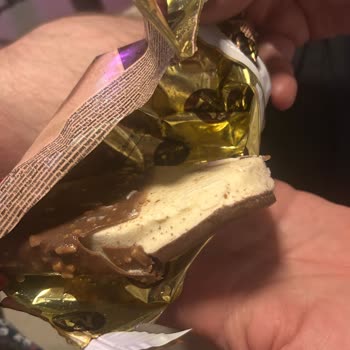 Magnum Sandviç Badem Dondurmasında Bisküvi Katmanı Eksik