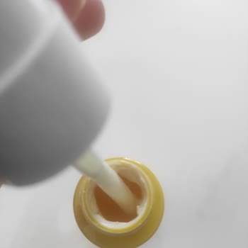 Maruz Derm Güneş Kreminin Bozuk Mekanizması Ve Az Doluluk