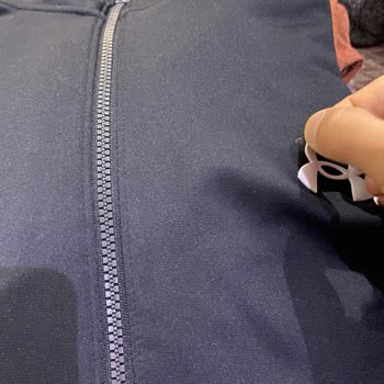Pido Cambio o Reembolso por Emblema Defectuoso en Under Armour