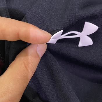 Pido Cambio o Reembolso por Emblema Defectuoso en Under Armour