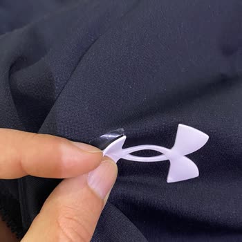 Pido Cambio o Reembolso por Emblema Defectuoso en Under Armour