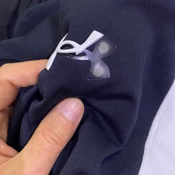 Pido Cambio o Reembolso por Emblema Defectuoso en Under Armour