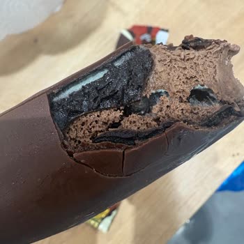 Magnum Double Çikolata Dondurmasında Küf Görüntüsü Ve Sağlık Endişesi