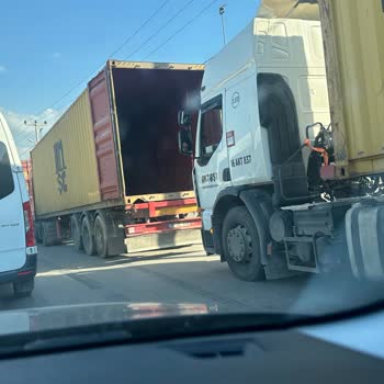 Yılport Girişinde Tırların Yol Ve Emniyet Şeridini Kapatması Trafik Sorunu Ve Güvenlik Riski