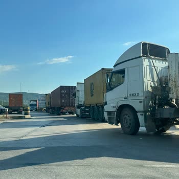 Yılport Girişinde Tırların Yol Ve Emniyet Şeridini Kapatması Trafik Sorunu Ve Güvenlik Riski