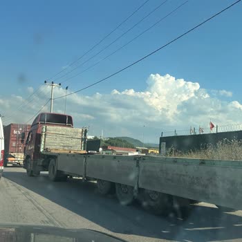 Yılport Girişinde Tırların Yol Ve Emniyet Şeridini Kapatması Trafik Sorunu Ve Güvenlik Riski
