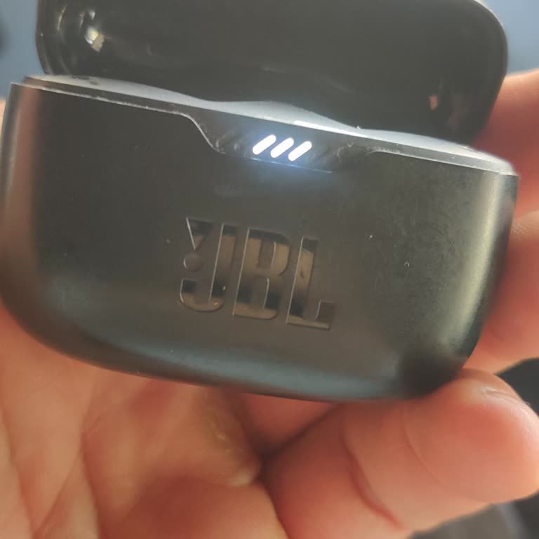 JBL TUNE 235NC Sağ Kulaklık Şarjlı Olmasına Rağmen 1 Dakikada Kapanıyor
