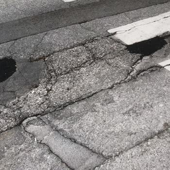 Atatürk Bulvarı’nda Yıllardır Çözülmeyen Bozuk Yol Ve Güvenlik Riski
